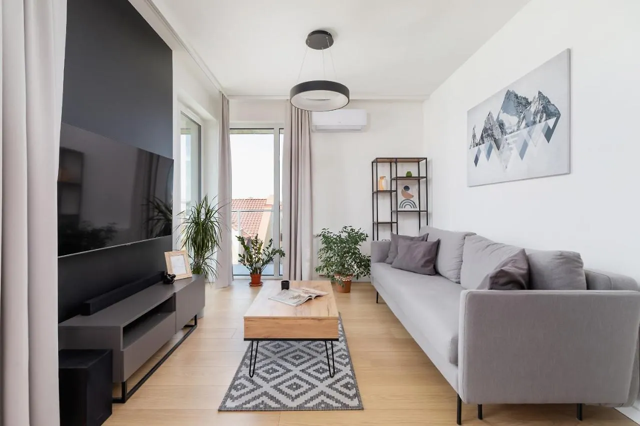 Modern & Spacious Apartment With Air Conditioning & Parking By Renters Prestige Kraków Polen