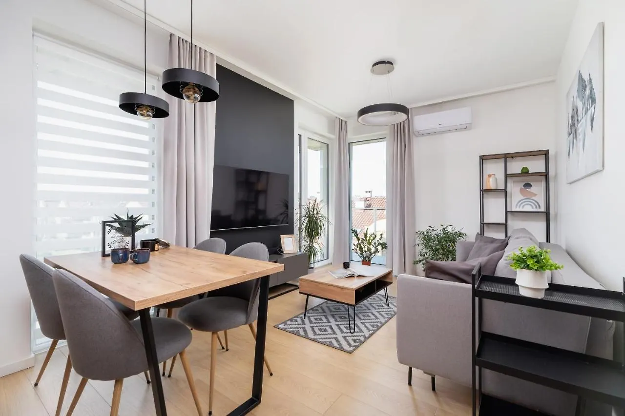 Modern & Spacious Apartment With Air Conditioning & Parking By Renters Prestige Kraków