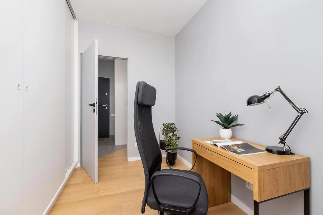 Modern & Spacious Apartment With Air Conditioning & Parking By Renters Prestige Kraków Polen